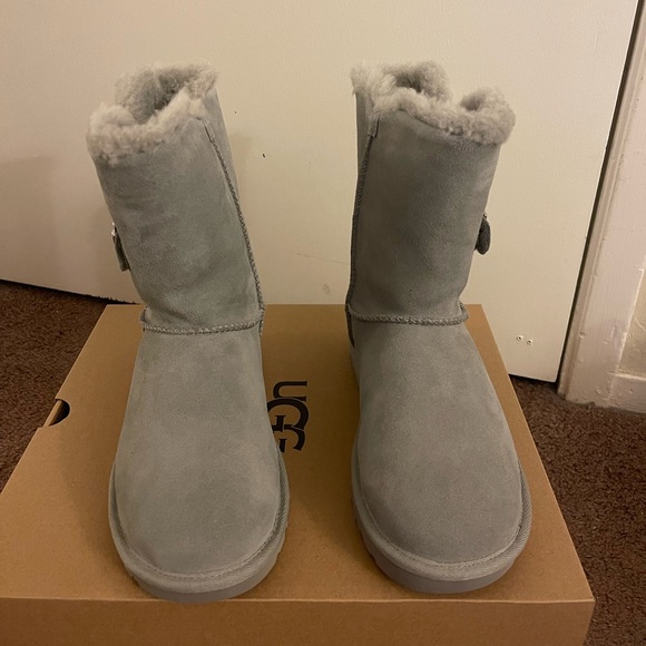 100% Authentic Brand New in Box UGG Bailey Metal Graphic  Boots - Picture 2 of 5
